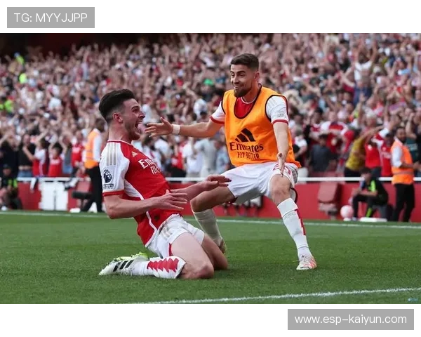 阿森纳训练场哈弗茨与赖斯加练配合，备战关键战