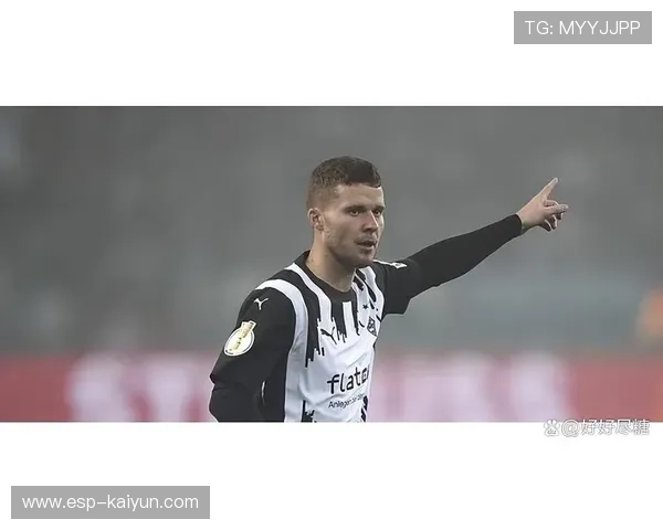 门兴球迷客场人浪致敬退役球员，比赛暂停一分钟